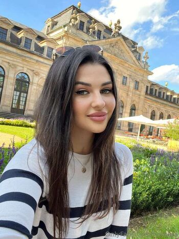 Full leaked Pretty wheelchair girl private photo