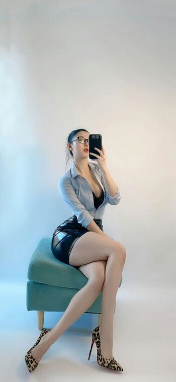 Full leaked Qiaoniutt  page private photo