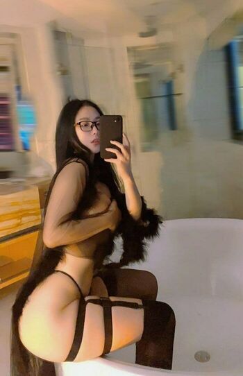 Full leaked Qiaoniutt  page private photo