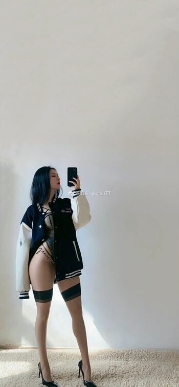 Full leaked Qiaoniutt  page private photo