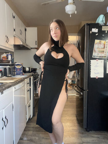 Full leaked Qweeneevee private photo