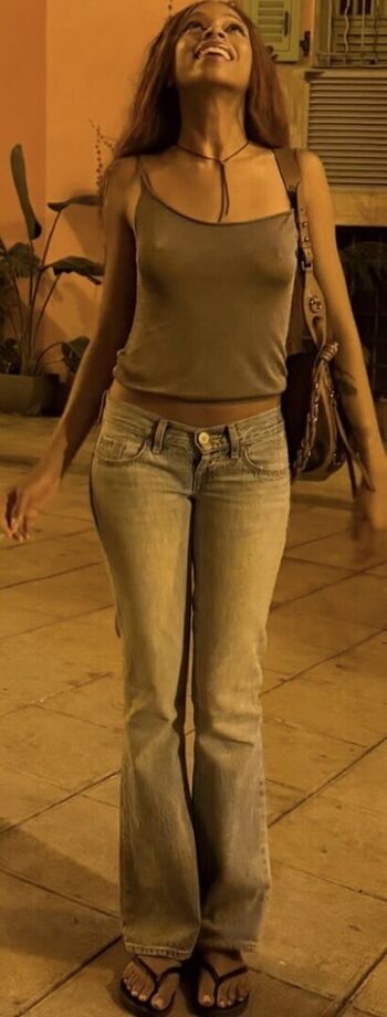Full leaked Ravyn lenae private photo