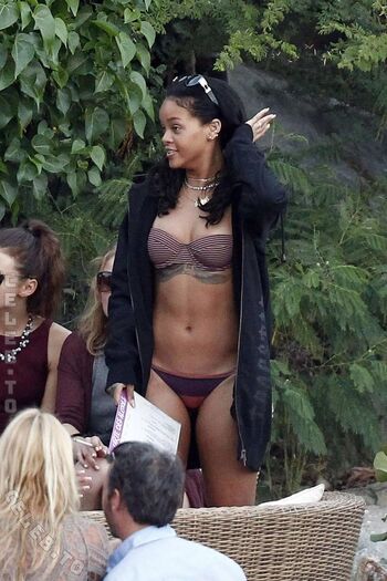 Full leaked Rihanna private photo