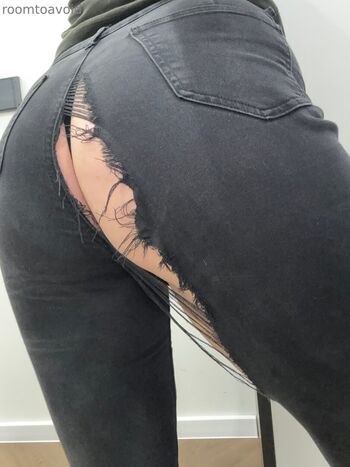 Full leaked Roomtoavoid private photo