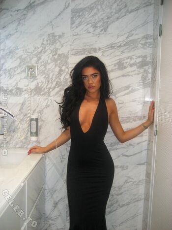 Full leaked Roxanarosuu page private photo