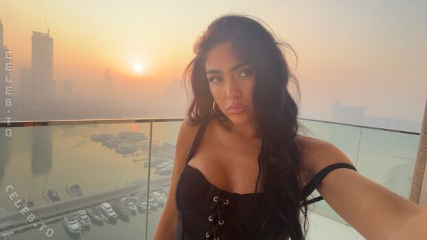 Full leaked Roxanarosuu private photo