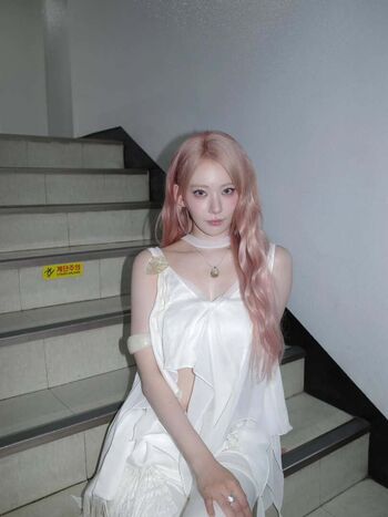 Sakura Miyawaki ๅฎฎ่ ๅฒ่ฏ