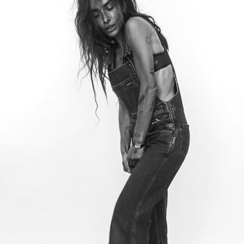 Full leaked Sarah shahi page private photo