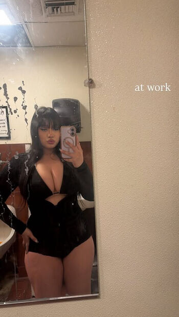 Full leaked Saucyysuzzy private photo