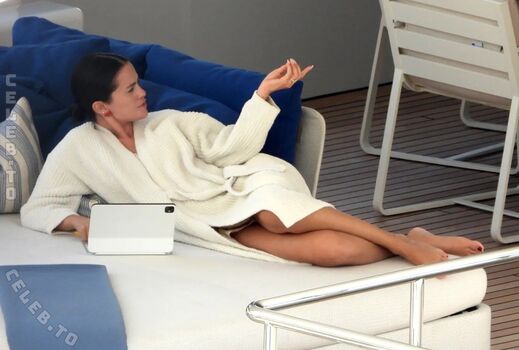 Full leaked Selena gomez page private photo