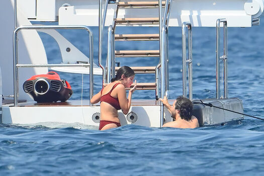 Full leaked Selena gomez private photo