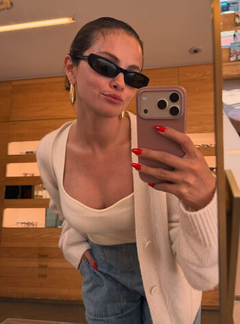 Full leaked Selena gomez  page private photo