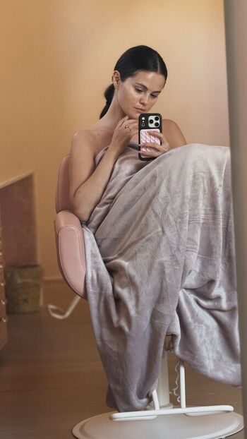 Full leaked Selena gomez  page private photo