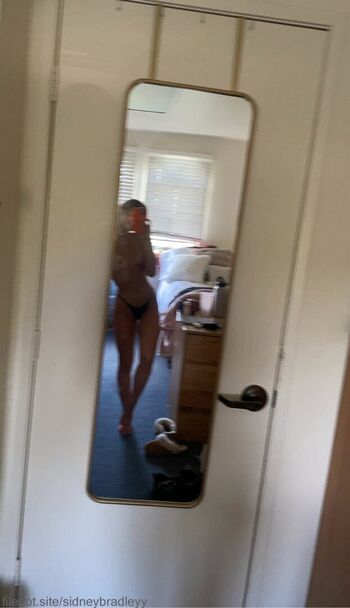 Full leaked Sidneybradleyy page private photo