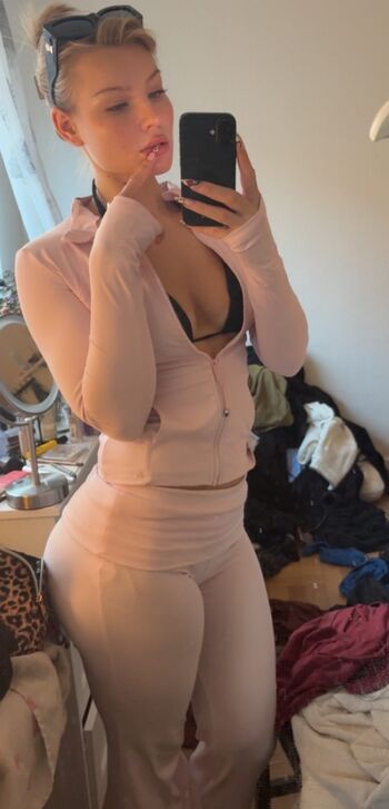 Full leaked Siri private photo