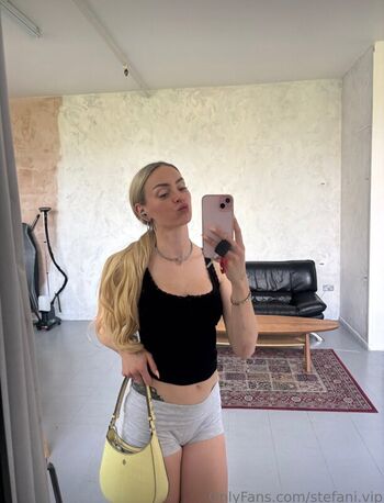 Full leaked Stefani nurding private photo