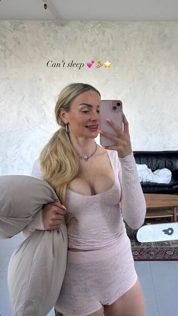 Full leaked Stefani nurding private photo
