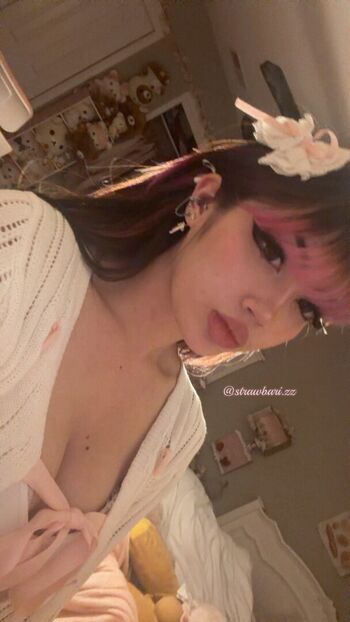 Full leaked Strawbarizz private photo