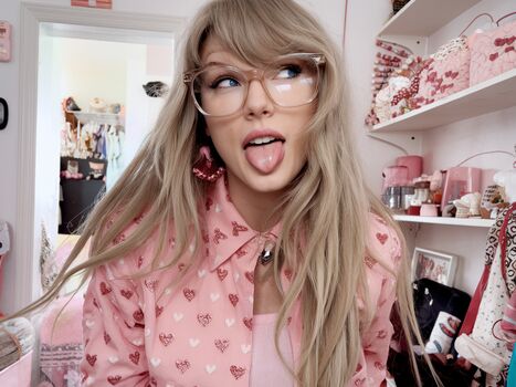 Full leaked Taylor swift page private photo