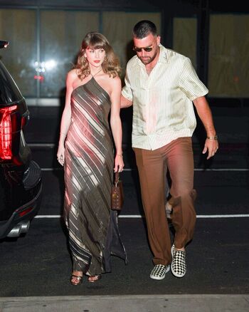 Full leaked Taylor swift page private photo
