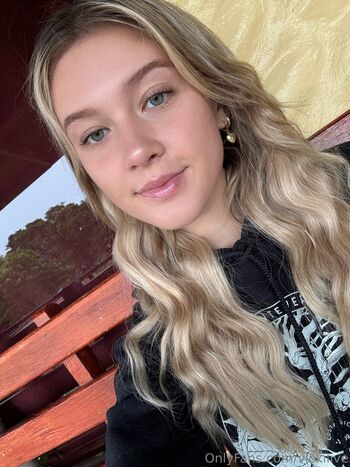 Full leaked Vickilive private photo
