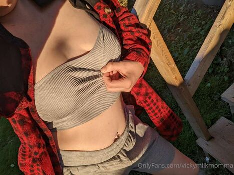 Full leaked Vickymilkmomma private photo