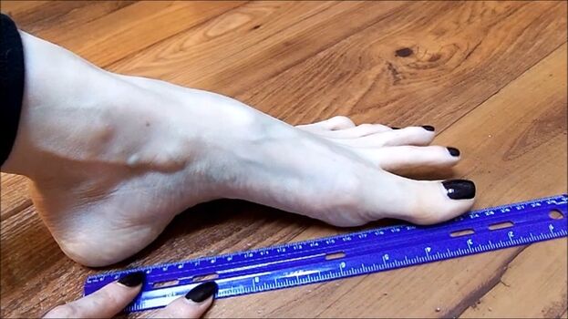 Violet's Toes (Violet's Perfect Feet