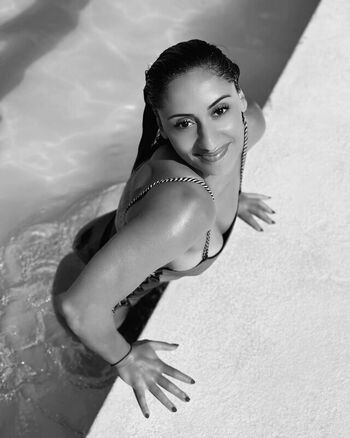 Violeta Dee
