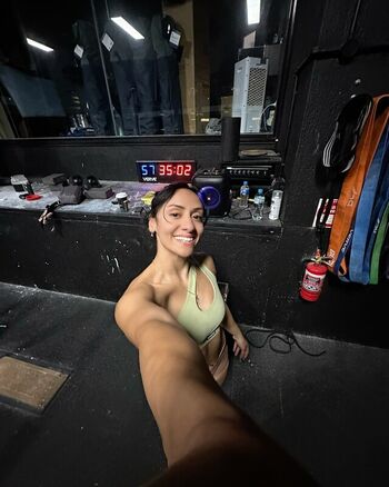 Violeta Dee
