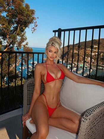 Vlada Glukhova aka hellogoldenvi