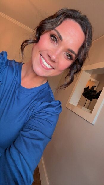 Leaked Carmela clutch/ private photo viral onlyfans