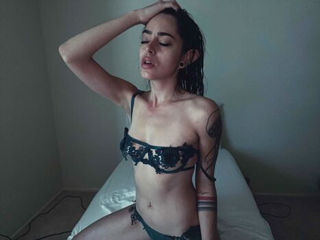 Full leaked Wxaves private photo