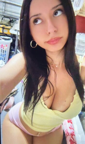 Full leaked Xozeliiiaa private photo