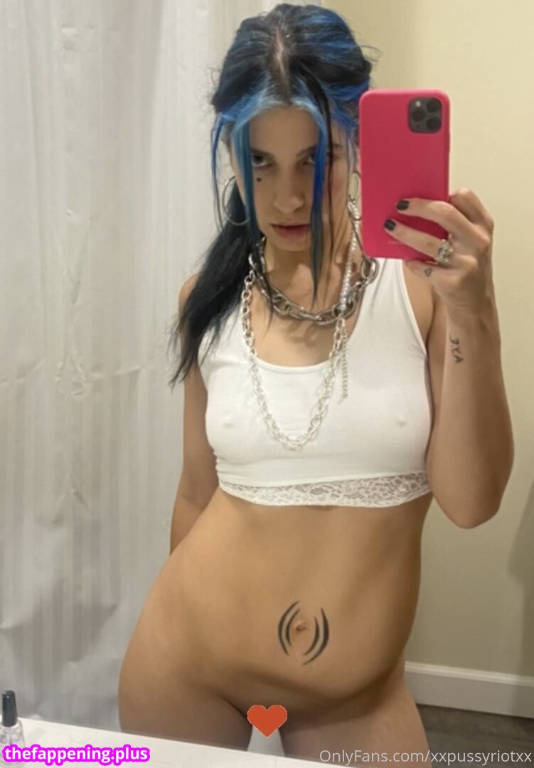 nadya tolokonnikova / nadyariot / pussyrrriot / xxpussyriotxx Fotografie OnlyFans Dezbrăcată #19