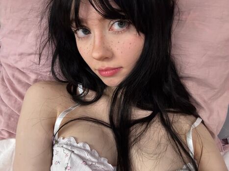 Full leaked Yoursmalldoll private photo