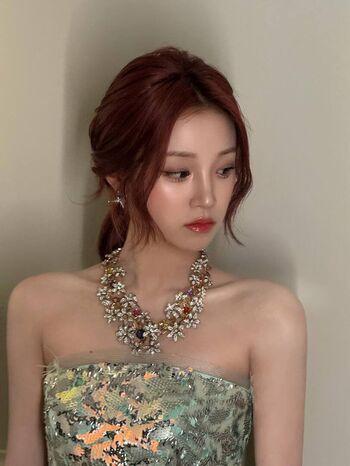 Full leaked Yuqi page private photo