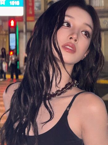 Full leaked Yuqi page private photo