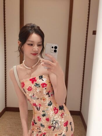 Full leaked Yuqi page private photo