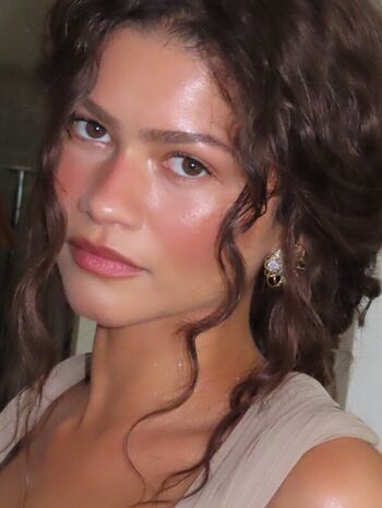 Full leaked Zendaya page private photo